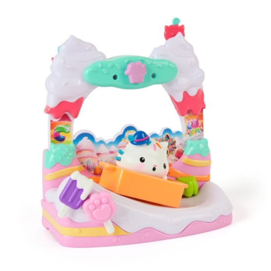 Imagine GABBYS DOLLHOUSE FILMUL SET BALCONUL DIN DULCIURI SI FIGURINA PISICA CAKEY CU ACCESORII