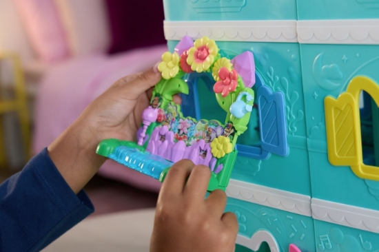 Imagine GABBYS DOLLHOUSE FILMUL SET BALCONUL GRADINA SI FIGURINA ZANA REGINA KITTY CU  ACCESORII