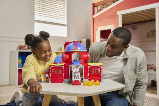 Imagine Patrula Cățelușilor stație de pompieri interactivă cu accesorii și figurină Marshall