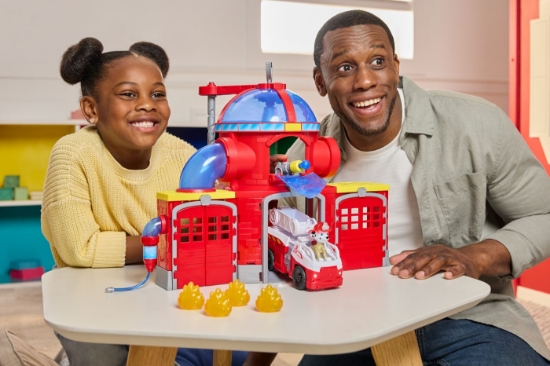 Imagine Patrula Cățelușilor stație de pompieri interactivă cu accesorii și figurină Marshall