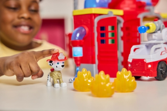 Imagine Patrula Cățelușilor stație de pompieri interactivă cu accesorii și figurină Marshall