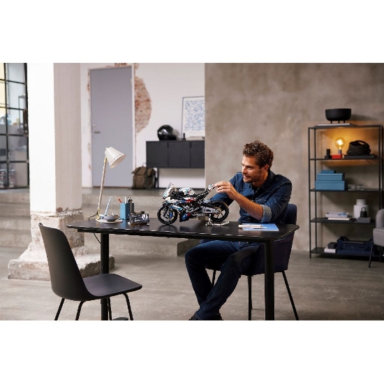 Imagine LEGO TECHNIC BMW M 1000 RR 42130