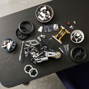Imagine LEGO TECHNIC BMW M 1000 RR 42130