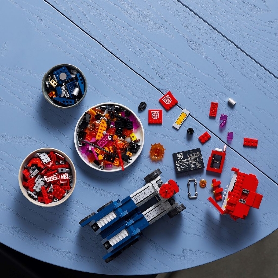 Imagine LEGO ICONS OPTIMUS PRIME 10302