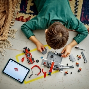 Imagine LEGO CITY BOXA SI MECANICI F1 CU MASINA FERRARI 60443