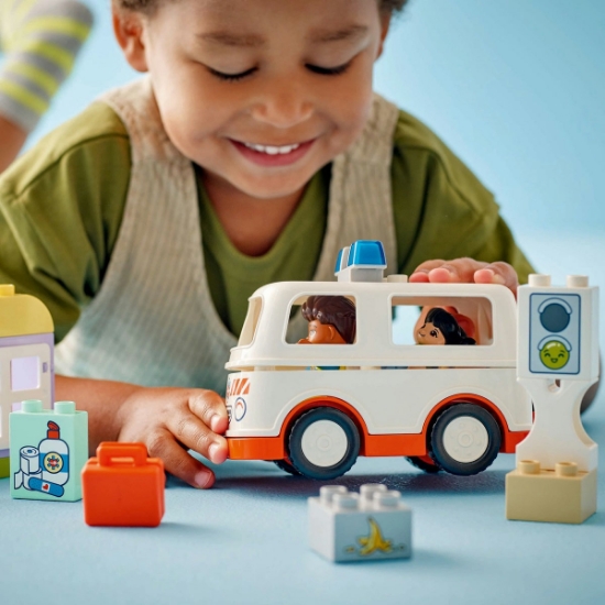 Imagine LEGO DUPLO AMBULANTA SI SOFER 10447