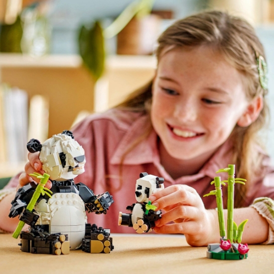 Imagine LEGO CREATOR ANIMALE SALBATICE: FAMILIA DE URSI PANDA 31165