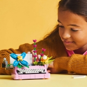 Imagine LEGO CREATOR MASINA DE SCRIS CU FLORI 31169