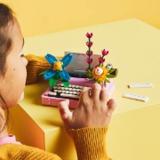 Imagine LEGO CREATOR MASINA DE SCRIS CU FLORI 31169