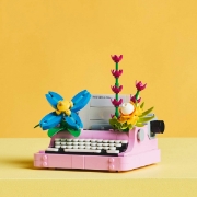 Imagine LEGO CREATOR MASINA DE SCRIS CU FLORI 31169