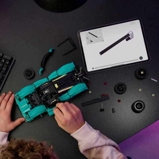 Imagine LEGO TECHNIC ASTON MARTIN VALKYRIE 42208