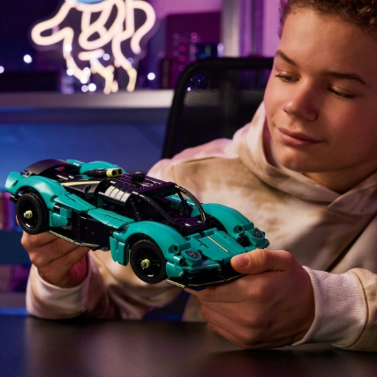 Imagine LEGO TECHNIC ASTON MARTIN VALKYRIE 42208