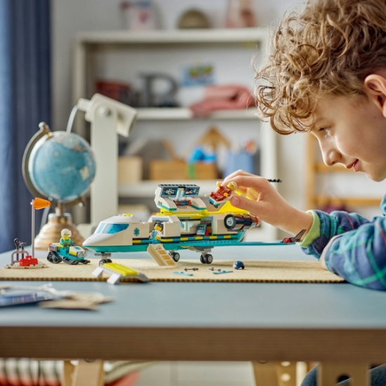 Imagine LEGO CITY AVION AMBULANTA PENTRU URGENTE 60465