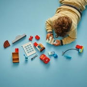 Imagine LEGO DUPLO VIZITA LUI MCQUEEN LA GARAJUL LUI DOC 10456