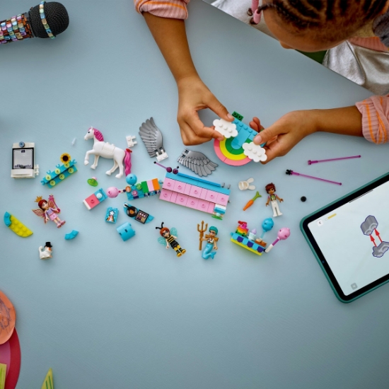 Imagine LEGO FRIENDS BAL MASCAT CU UNICORNUL SI ZANA 42661