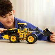 Imagine LEGO TECHNIC INCARCATOR FRONTAL VOLVO L120 ELECTRIC 42209