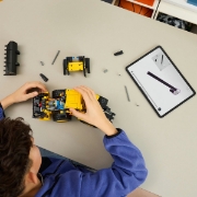 Imagine LEGO TECHNIC INCARCATOR FRONTAL VOLVO L120 ELECTRIC 42209