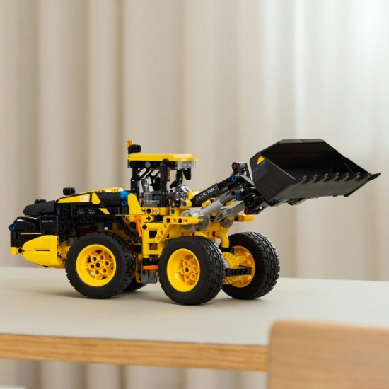 Imagine LEGO TECHNIC INCARCATOR FRONTAL VOLVO L120 ELECTRIC 42209
