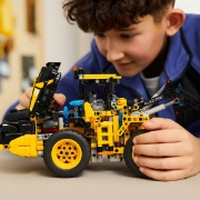 Imagine LEGO TECHNIC INCARCATOR FRONTAL VOLVO L120 ELECTRIC 42209