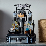 Imagine LEGO WEDNESDAY FIGURINA WEDNESDAY ADDAMS 76780