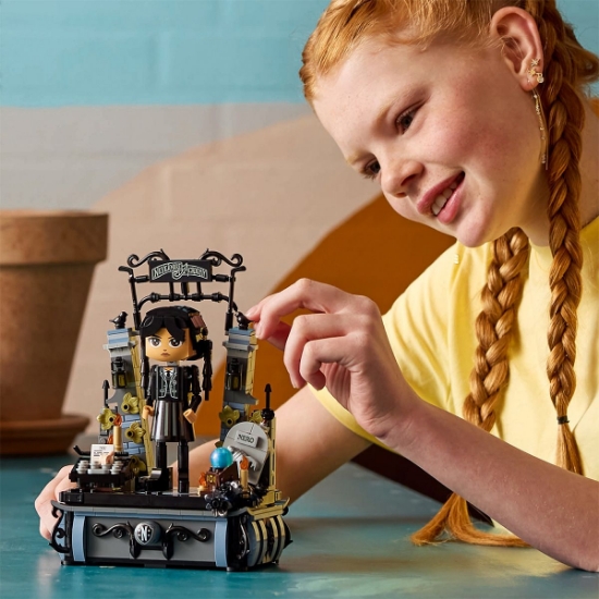 Imagine LEGO WEDNESDAY FIGURINA WEDNESDAY ADDAMS 76780