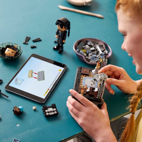 Imagine LEGO WEDNESDAY FIGURINA WEDNESDAY ADDAMS 76780