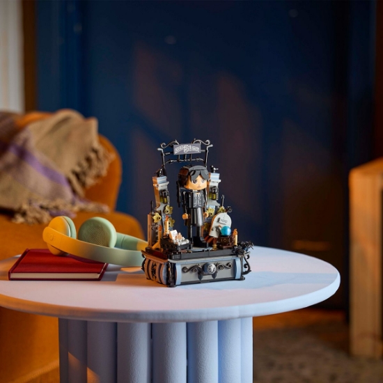 Imagine LEGO WEDNESDAY FIGURINA WEDNESDAY ADDAMS 76780