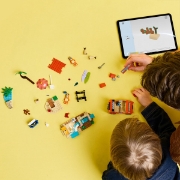 Imagine LEGO BLUEY CALATORIA FAMILIEI LUI BLUE CU MASINA LA PLAJA 11202 