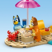 Imagine LEGO BLUEY CALATORIA FAMILIEI LUI BLUE CU MASINA LA PLAJA 11202 