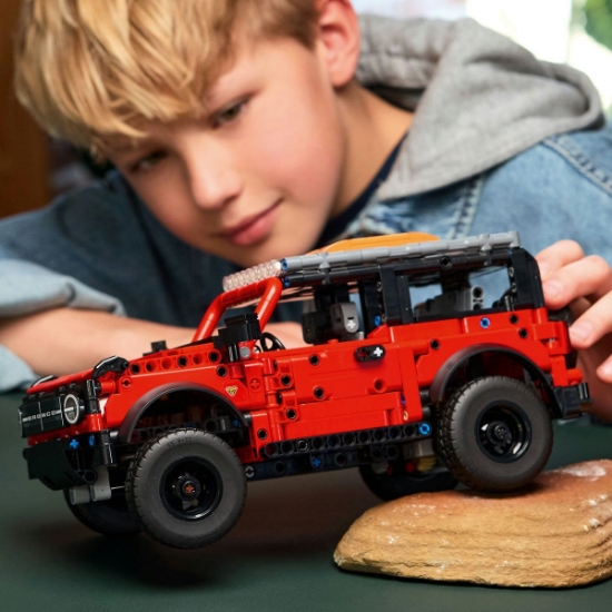Imagine LEGO TECHNIC FORD BRONCO SUV 42213 