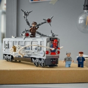 Imagine LEGO MARVEL LUPTA PE ACOPERISUL TRENULUI OMUL PAIANJEN SI DOC OCK 76321