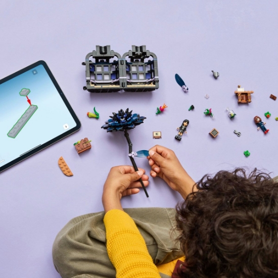 Imagine LEGO WEDNESDAY FLOARE DE DALIE NEAGRA 76784