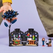 Imagine LEGO WEDNESDAY FLOARE DE DALIE NEAGRA 76784