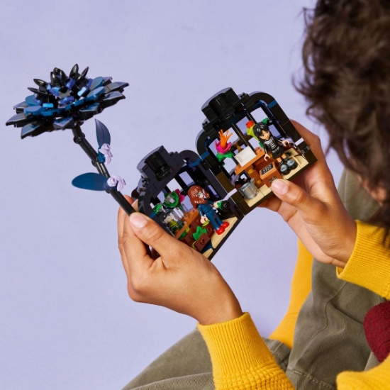 Imagine LEGO WEDNESDAY FLOARE DE DALIE NEAGRA 76784