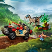 Imagine LEGO JURASSIC WORLD RENASTEREA EVADARE OFF-ROAD DIN CALEA UNUI VELOCIRAPTOR 76972 