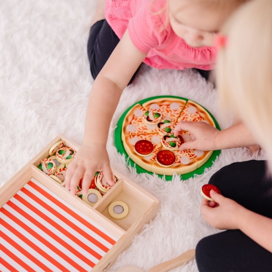 Imagine MELISSA AND DOUG SET DE JOACA DIN LEMN PETRECERE CU PIZZA