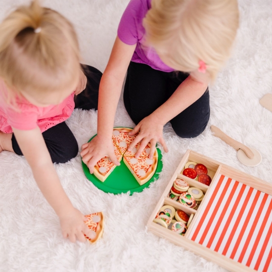 Imagine MELISSA AND DOUG SET DE JOACA DIN LEMN PETRECERE CU PIZZA