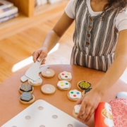 Imagine MELISSA AND DOUG SET DE JOACA FURSECURI DIN LEMN