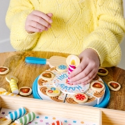 Imagine MELISSA AND DOUG SET DE JOACA DIN LEMN TORT ANIVERSAR 