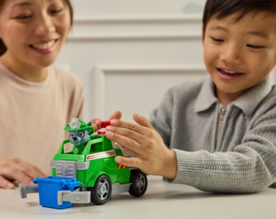 Imagine PATRULA CATELUSILOR VEHICUL DE SALVARE MASINA DE POMPIERI SI FIGURINA ROCKY