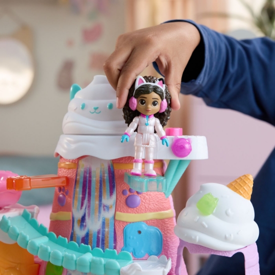 Imagine  GABBYS DOLLHOUSE FILMUL SET DE JOACA MUNTELE DE DULCIURI A LUI GABBY