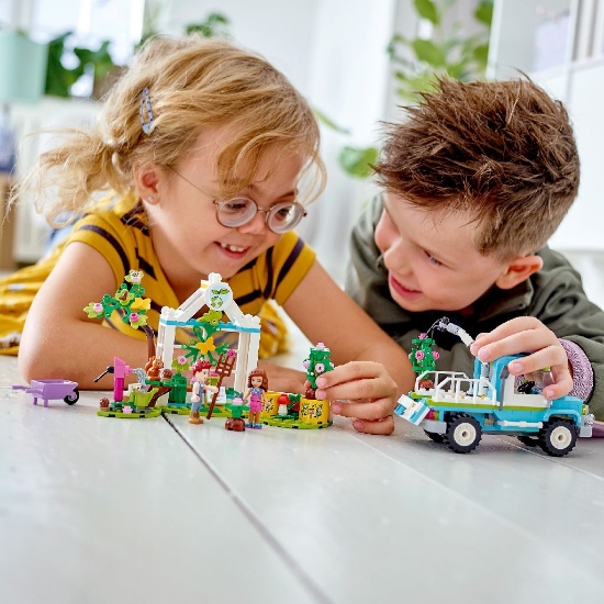Imagine LEGO FRIENDS VEHICUL DE PLANTAT COPACI 41707
