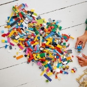 Imagine LEGO CLASSIC 90 DE ANI DE JOACA 11021