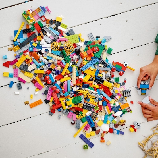 Imagine LEGO CLASSIC 90 DE ANI DE JOACA 11021