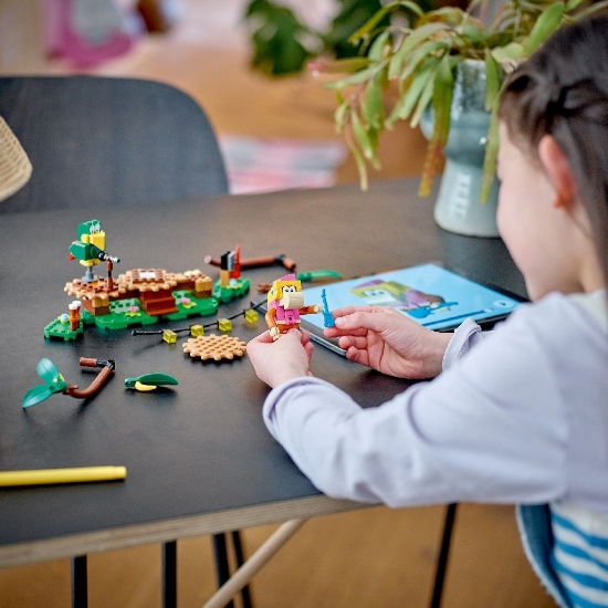 Imagine LEGO SUPER MARIO SET DE EXTINDERE CONCERTUL LUI DIXIE KONG IN JUNGLA 71421