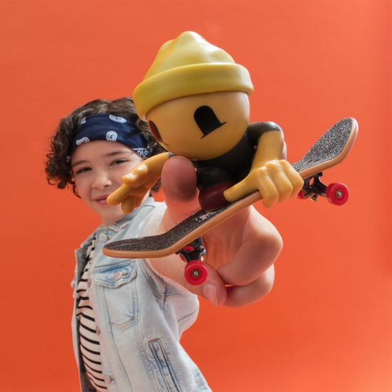 Imagine TECH DECH SK8 CREW PACHET PLACA SI FIGURINA 9.6CM CASCA GALBENA 