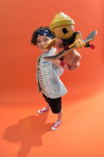 Imagine TECH DECH SK8 CREW PACHET PLACA SI FIGURINA 9.6CM CASCA GALBENA 