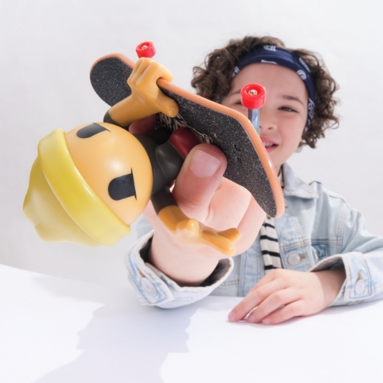 Imagine TECH DECH SK8 CREW PACHET PLACA SI FIGURINA 9.6CM CASCA GALBENA 