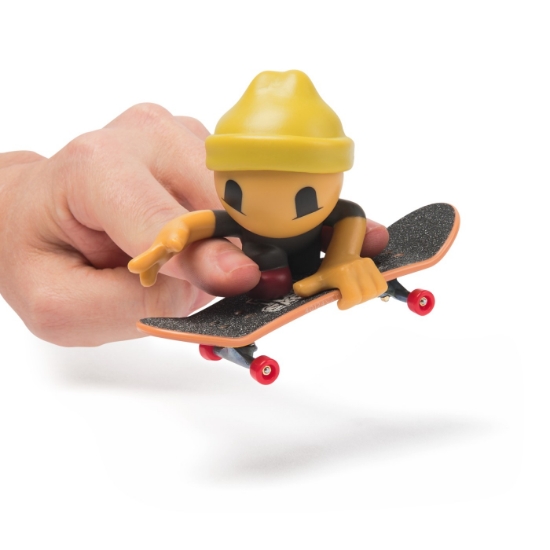 Imagine TECH DECH SK8 CREW PACHET PLACA SI FIGURINA 9.6CM CASCA GALBENA 