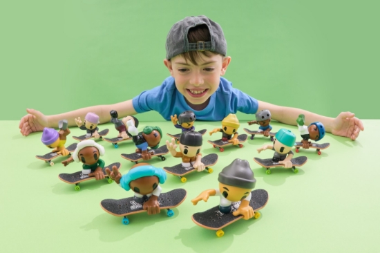 Imagine TECH DECK SK8 CREW PACHET 2 SETURI PLITA SI FIGURINA 9.6CM CASCA ALBA SI CASTI GRI